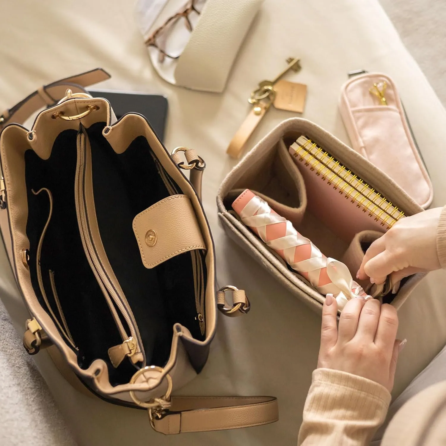 uxcell Purse Organizer Insert, Portable Felt Organizer Bags with Metal Zipper Multiple Compartments Purse Liner for Domed Satchel, Tote Bag, Handbag Shaper (8.3" x 5.1" x 6.3", Beige)