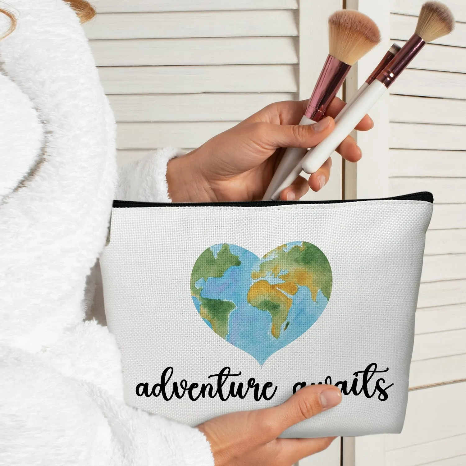 World Map Makeup Bag - Adventure Awaits, Cosmetic Bag for Women Large Capacity Cosmetic Bag Appreciation Gift for Family, friends, Travel Accessories Organizer Storage Makeup Bag With Zipper